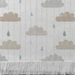 Alfombra tejida con diseño infantil. Nubes, lineas y gotas de lluvia. Tonalidades visones, grises y aqua.