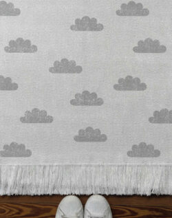 Alfombra tejida diseño infantil. Nubes vectoriales en color gris-