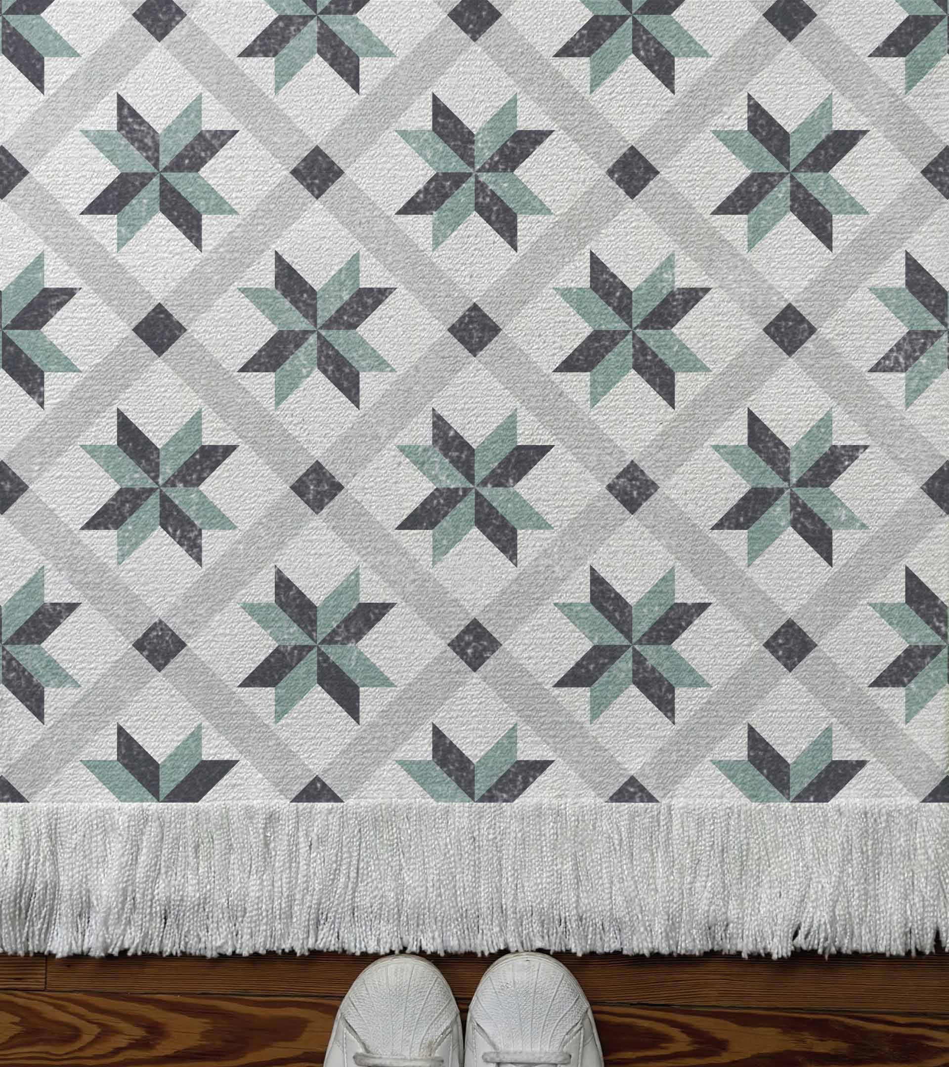 Alfombra tejida, diseño geometrico, cruz de color gris y verde