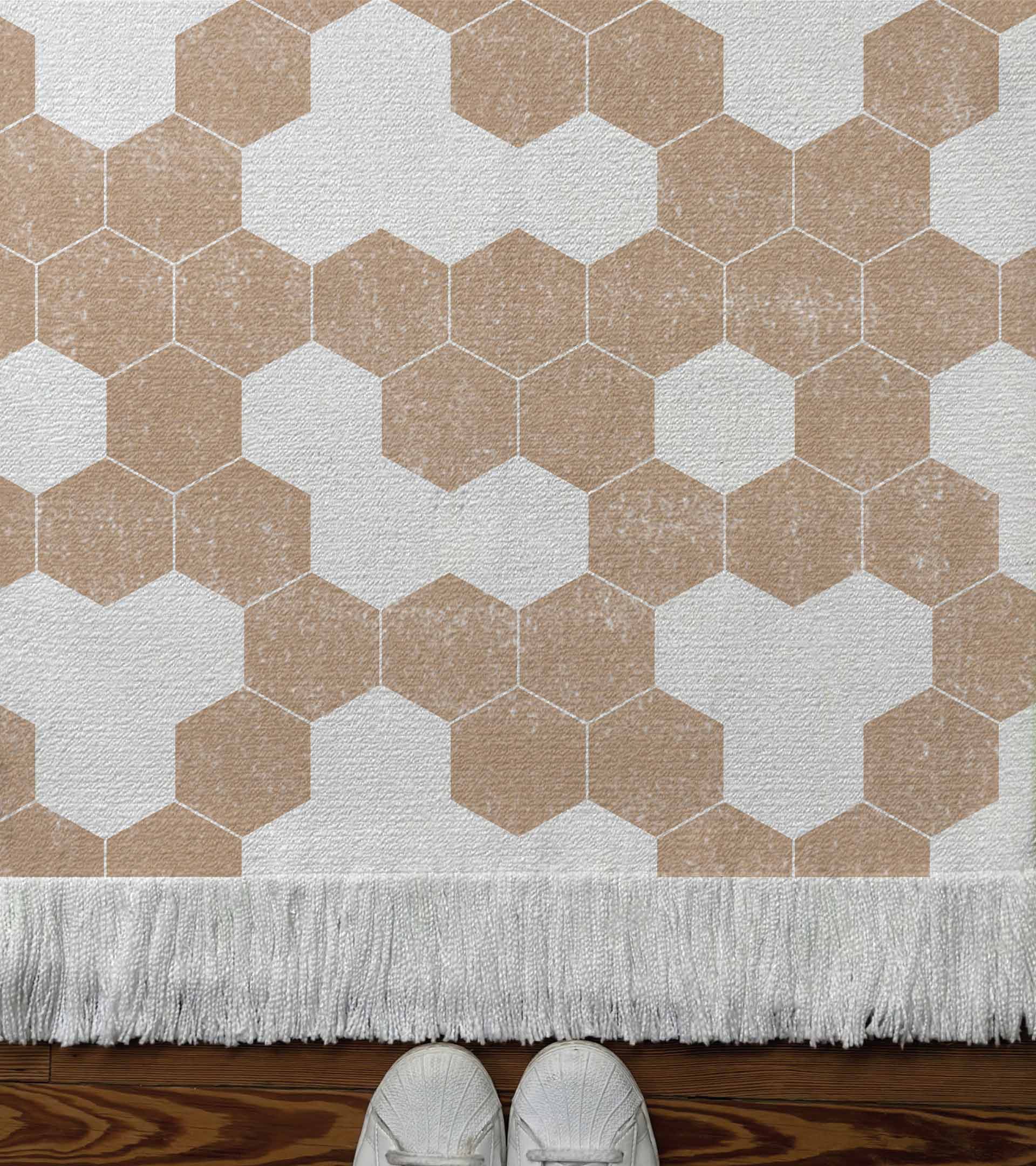 Alfombra tejida, diseño geometrico con hexágonos de color tierra